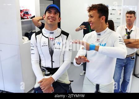 Zandvoort, Niederlande. 02. September 2022. (L bis R): Nichola Latifi (CDN) Williams Racing mit Teamkollege Alexander Albon (THA) Williams Racing. 02.09.2022. Formel 1 Weltmeisterschaft, Rd 14, Großer Preis Der Niederlande, Zandvoort, Niederlande, Übungstag. Bildnachweis sollte lauten: XPB/Press Association Images. Quelle: XPB Images Ltd/Alamy Live News Stockfoto