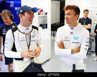 Zandvoort, Niederlande. 02. September 2022. (L bis R): Nichola Latifi (CDN) Williams Racing mit Teamkollege Alexander Albon (THA) Williams Racing. 02.09.2022. Formel 1 Weltmeisterschaft, Rd 14, Großer Preis Der Niederlande, Zandvoort, Niederlande, Übungstag. Bildnachweis sollte lauten: XPB/Press Association Images. Quelle: XPB Images Ltd/Alamy Live News Stockfoto