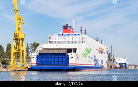 Ein Bild eines großen Passagierschiffs und eines rollenden Frachtschiffes von Stena Line, das an der Danziger Werft angedockt ist. Stockfoto