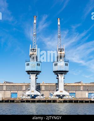 Ein Bild von zwei großen Kränen in der Danziger Werft. Stockfoto