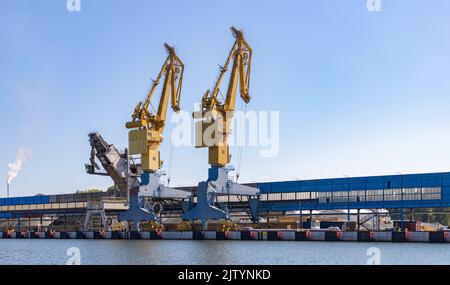 Ein Bild von zwei großen Kränen in der Danziger Werft. Stockfoto