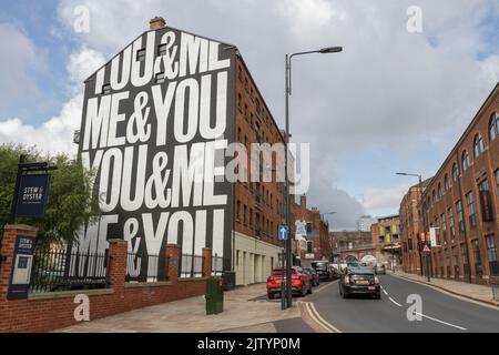 Wandgemälde an den Seiten ehemaliger Lagerhäuser im Calls Landing-Gebiet von Leeds, West Yorkshire, Großbritannien. Stockfoto