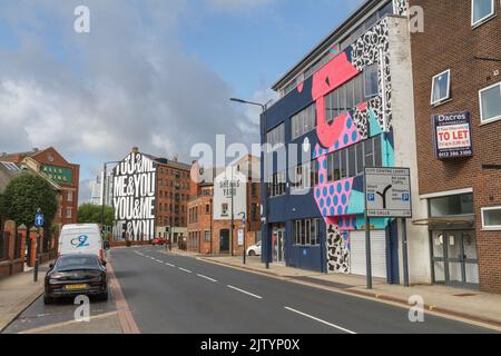 Wandgemälde an den Seiten ehemaliger Lagerhäuser im Calls Landing-Gebiet von Leeds, West Yorkshire, Großbritannien. Stockfoto