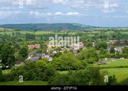 Das Dorf von Bishop Sutton, umgeben von einer Landschaft in der Gegend von Chew Valley, Somerset, England. Stockfoto