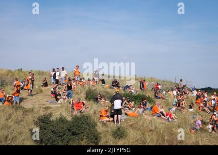 Zandvoort, Niederlande. 02. September 2022. ZANDVOORT, NIEDERLANDE - 2. SEPTEMBER: Fans und Unterstützer vor dem Großen Preis von der Formel 1 in Holland - Freies Training auf dem Circuit Zandvoort am 2. September 2022 in Zandvoort, Niederlande. (Foto von Marcel ter Bals/Orange Picics) Credit: Orange Pics BV/Alamy Live News Stockfoto