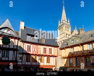 Vannes Bretagne Frankreich. Kathedrale von Saint-Pierre auf dem Platz Henry IV Stockfoto