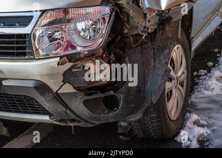 Beschädigte Auto Detail auf crushed Auto, zerstörte Fahrzeug. Zerquetschtes Metall und Kunststoff nach einem Verkehrsunfall in Bukarest, Rumänien, 2021 Stockfoto