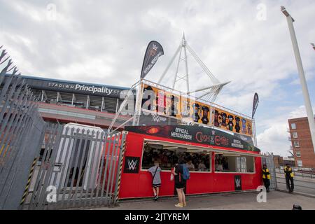 Cardiff, Wales, Großbritannien. 2. September 2022. Offizielle Merchandise-Artikel werden verkauft, wenn sich die Spannung für den WWE Clash beim Castle Wrestling Event im Fürstentum Stadium am 3. September aufbaut. Kredit: Mark Hawkins/Alamy Live Nachrichten Stockfoto