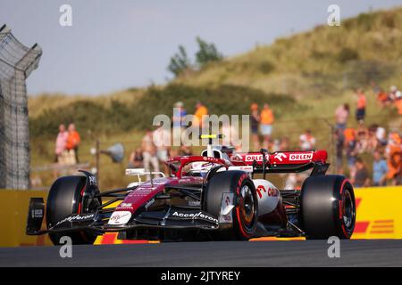 ZANDVOORT, NIEDERLANDE - 2. SEPTEMBER: Zhou Guanyu aus China und Alfa Romeo vor dem Großen Preis der Formel 1 in den Niederlanden - Freies Training auf dem Circuit Zandvoort am 2. September 2022 in Zandvoort, Niederlande. (Foto von Marcel ter Bals/Orange Picles) Stockfoto