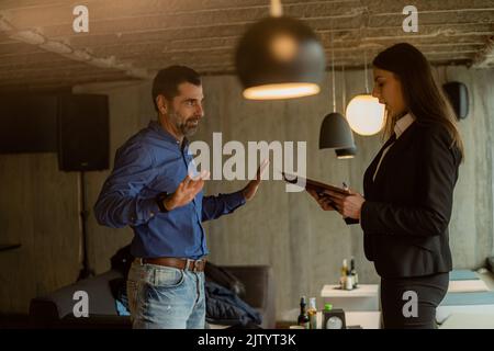 Zwei tolle und schöne Geschäftsleute unterhalten sich über das wichtige Treffen Stockfoto