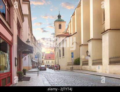 Jakubska Straße und die Basilika St. Jakob (Bazilika sv. Jakuba). Prag, Tschechische Republik Stockfoto