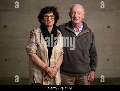 02. September 2022, Niedersachsen, Lohheide: Holocaust-Überlebende Greet und Robert Coopman stehen am KZ-Denkmal Bergen-Belsen im Bezirk Celle. Das Paar kennt und liebt sich seit 1963. Jahrzehnte später, 2001, fanden die Niederländer heraus, dass sie beide als kleine Kinder zur Gruppe der "Unbekannten Kinder" gehörten, die von den Nationalsozialisten in Verstecken in den Niederlanden aufgespürt und von Westerbork über Bergen-Belsen in das Konzentrationslager Theresienstadt deportiert wurden. So kannten sie sich seit Herbst 1944 und überlebten den Holocaust Stockfoto