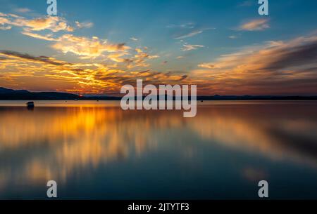 Traumhaft schöne Wolkenspiegelung am Bodensee bei Sonnenuntergang Stockfoto