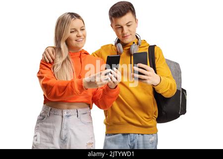 Trendy junges Paar mit Mobiltelefonen isoliert auf weißem Hintergrund Stockfoto