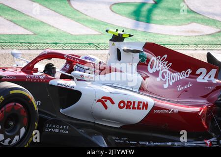 ZANDVOORT, NIEDERLANDE - 2. SEPTEMBER: Zhou Guanyu aus China und Alfa Romeo vor dem Großen Preis der Formel 1 in den Niederlanden - Freies Training auf dem Circuit Zandvoort am 2. September 2022 in Zandvoort, Niederlande. (Foto von Marcel ter Bals/Orange Picles) Stockfoto