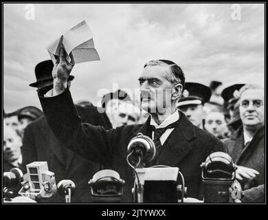 Neville Chamberlain 'Frieden für unsere Zeit' 1938 Münchner Abkommen. Chamberlain hält „das“ Blatt Papier stolz hoch, das Hitler und sich selbst bei seiner Rückkehr von München zum Heston Aerodrome 1938 mit dem Zitat unterzeichnet haben: „Der Wunsch, nie wieder in den Krieg zu ziehen...!“ (JR6T8M-alt-Bild) Stockfoto