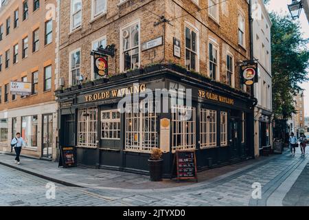 London, Großbritannien - 26. August 2022: Blick auf Ye Olde Watling, ein Pub mit einer Geschichte, die bis ins 17.. Jahrhundert zurückreicht und sich in der City of London befindet. Stockfoto