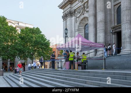 London, Großbritannien - 26. August 2022: Besucher durchlaufen eine Sicherheitskontrolle, bevor sie die St. Pauls Cathedral, die Kathedrale des Bischofs von London, betreten. Stockfoto