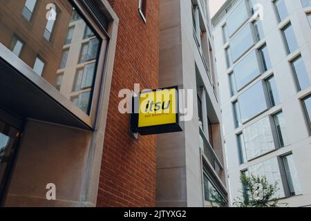 London, Großbritannien - 26. August 2022: Schild vor dem Restaurant Itsu in der Phernoster Row, City of London. Itsu ist eine britische Kette von ostasiatisch inspirierten Fast Foo Stockfoto