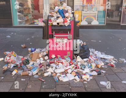 Während des Müllstreiks am 31.. August 2022 stapelten sich im Stadtzentrum von Glasgow Verpackungen für Junk-Lebensmittel. Stockfoto