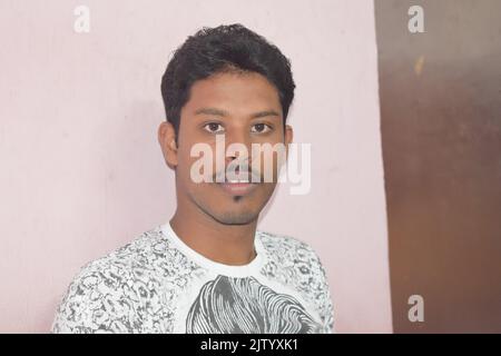 Ein indischer Mann, der zu Hause für Fotos posiert. Stockfoto