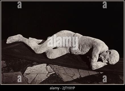 KÖRPER DES VESUVS POMPEJI in Asche gegossener versteinerte Körper, ein ergreifendes Opfer des Ausbruchs des Vulkans des Vesuv in Pompeji, Italien 'Giorgio Sommer, Impronte umane 'Human Footprints' (Pompeji), 1873, Albumen Druckbild: Stockfoto