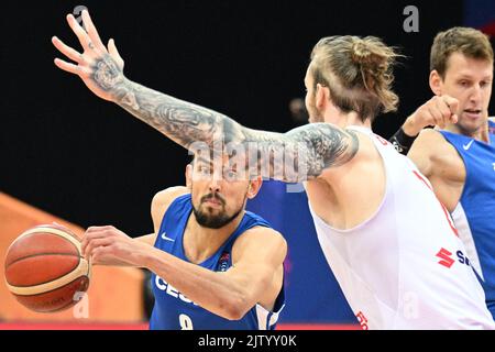 Prag, Tschechische Republik. 02. September 2022. Mistrovstvi Evropy Basketbalistu, skupina D, CR - Polsko, 2. zari, Praha. Zleva Tomas Satoransky z CR, Aleksander Balcerowski z Polska a Jan Vesely z CR Stockfoto