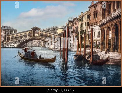 VENEDIG RIALTOBRÜCKE UND GONDELN GONDOLIERE VINTAGE ALT PHOTOCHROM 1890-1900 Historic Vintage alte Bild der Rialtobrücke, Venedig, Italien 1890 mit Post-Färbung Technik durch Transfer auf lithographische Druckplatten aus Schwarz-Weiß-Negativbildern, Herstellung ansprechende evokative kreative Kunstwerk Bilder VINTAGE GRAND CANAL RETRO HISTORISCHE PHOTOCHROM die Rialto-Brücke, Gondeln Venedig, Italien c1890 1900s Stockfoto