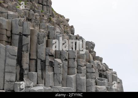 Die Basaltsäulen am Reynisfjara Beach, in der Nähe von Vík í Myrdal in Südisland Stockfoto