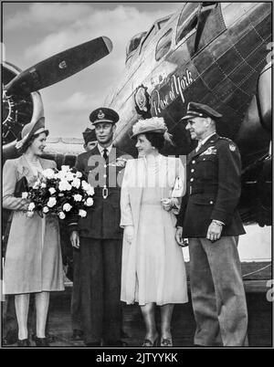 WW2 HRH die Prinzessin Elizabeth mit seiner Majestät König George VI, Marschall der Royal Air Force zusammen mit Ihrer Majestät Königin Angela Marguerite Bowes-Lyon Elizabeth neben Generalleutnant James H. Doolittle, US Army Air Forces, Kommandant der Achten Luftwaffe, am Samstag, den 3. Februar 1945, die Achte Luftwaffe, Unter dem Kommando von Generalleutnant James Harold („Jimmy“) führte Doolittle die Mission Nr. 817 aus. Mit 1.003 B-17 Flying Fortresses war die B-17s’ primäres Ziel die Berliner Eisenbahn in Nazi-Deutschland Stockfoto