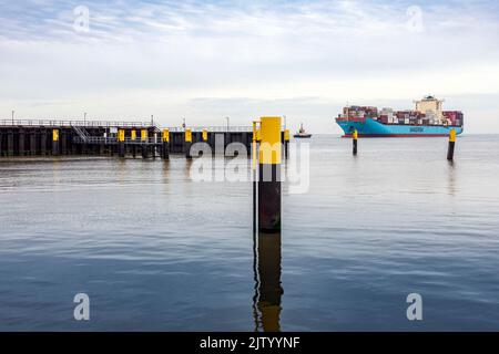 Schlepper führt das Containerschiff Maersk Luz zum Entladebereich im Überseehafen Bremerhaven Stockfoto