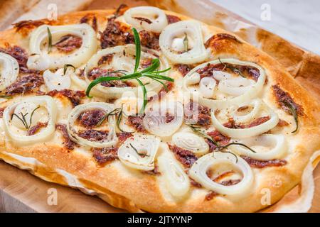 Hausgemachte Pizza mit Sardellen und Zwiebeln Stockfoto