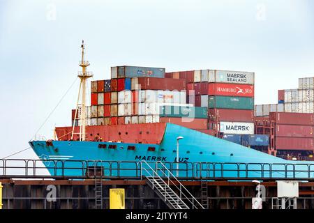 Das Containerschiff Maersk Luz befindet sich im Überseehafen Bremerhaven Stockfoto