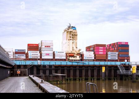 Das Containerschiff Maersk Luz befindet sich im Überseehafen Bremerhaven Stockfoto