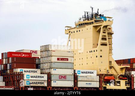 Das Containerschiff Maersk Luz befindet sich im Überseehafen Bremerhaven Stockfoto