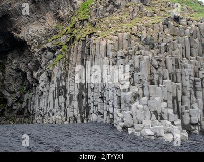 Die Basaltsäulen am Reynisfjara Beach, in der Nähe von Vík í Myrdal in Südisland Stockfoto