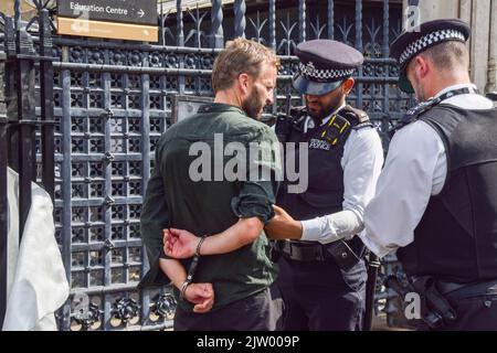 London, England, Großbritannien. 2. September 2022. Die Polizei verhaftete einen Protestierenden, der vor dem Parlament an den Zaun gesperrt wurde. Die Demonstranten der Extinction Rebellion klebten sich im Parlament ein, während andere sich nach draußen sperrten und festklebten und eine Bürgerversammlung forderten. (Bild: © Vuk Valcic/ZUMA Press Wire) Bild: ZUMA Press, Inc./Alamy Live News Stockfoto