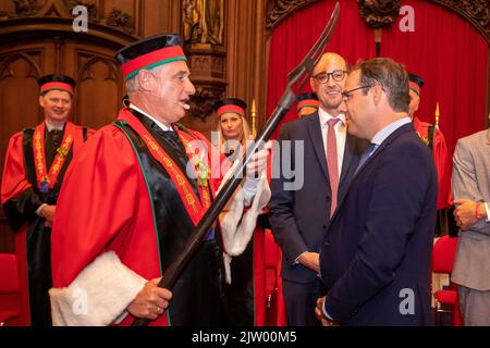 Brüssel, Belgien. 02. September 2022. Der Vizepremierminister und Finanzminister Vincent Van Peteghem, Minister für Mobilität, öffentliche Arbeiten und Verkehrssicherheit, soziale Integration und Gesundheit (GGC), Haushalt, Finanzen, Wohlergehen, Kinderbetreuung und Stadtpolitik Elke Van den Brandt und David Clarinval, Minister für Landwirtschaft und KMU, haben während der Ausgabe 2022 des belgischen Bierwochenendes im Zentrum von Brüssel, das von der Nationalen Föderation der belgischen Biere organisiert wurde, ein Bild gemacht. Während der Veranstaltung können die Besucher 400 verschiedene Biere von 40 verschiedenen Brauern probieren. Stadt, Freitag, 02. September Stockfoto