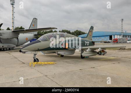 Bukarest, Rumänien - 2. September 2022: Die IAR 99 Șoim (Hawk) der rumänischen Luftstreitkräfte auf dem Flughafen Aurel Vlaicu in Bukarest. Stockfoto