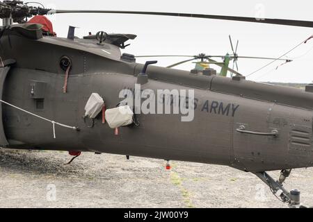 Bukarest, Rumänien - 2. September 2022: Sikorsky UH-60 Black Hawk der rumänischen Luftwaffe auf dem Aurel Vlaicu Flughafen in Bukarest. Stockfoto