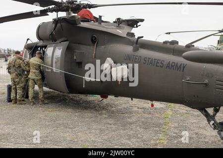 Bukarest, Rumänien - 2. September 2022: Sikorsky UH-60 Black Hawk der rumänischen Luftwaffe auf dem Aurel Vlaicu Flughafen in Bukarest. Stockfoto