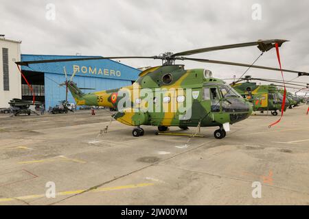 Bukarest, Rumänien - 2. September 2022: IAR-330 Militärhubschrauber der rumänischen Luftwaffe auf dem Aurel Vlaicu Flughafen in Bukarest. Stockfoto