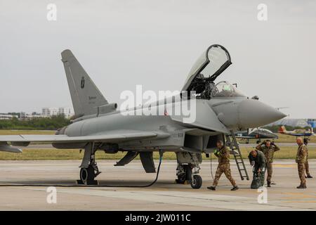 Bukarest, Rumänien - 2. September 2022: Eurofighter Typhoon-Kämpfer der rumänischen Luftstreitkräfte auf dem Aurel Vlaicu Flughafen in Bukarest. Stockfoto