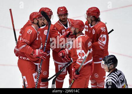 Trinec, Tschechische Republik. 02. September 2022. Daniel Vozenilek (Trinec), rechts, wird während des Champions-Hockey-League-Spiels Gruppe H, HC Ocelari Trinec gegen Belfast Giants, am 2. September 2022 in Trinec, Tschechien, gesehen. Kredit: Jaroslav Ozana/CTK Foto/Alamy Live Nachrichten Stockfoto