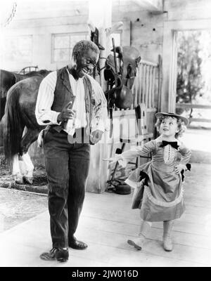 BILL 'BOJANGLES' ROBINSON und SHIRLEY TEMPLE in THE LITTLE COLONEL 1935 Regisseur DAVID BUTLER nach der Geschichte von Anne Fellows Johnson Kostümdesign William Lambert Produzent Buddy G. DeSylva Fox Film Corporation Stockfoto