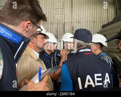 Enerhodar, Ukraine. 02. September 2022. Der Generaldirektor der IAEO, Rafael Grossi, Zentrum, und Mitglieder der IAEO-Unterstützungs- und Unterstützungsmission bei der Ankunft im Kernkraftwerk Zaporizhzhia, 2. September 2022 in Enerhodar, Ukraine. Kredit: IAEA Mission/IAEA Imagebank/Alamy Live Nachrichten Stockfoto