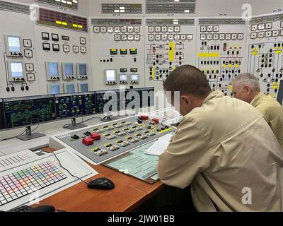 Enerhodar, Ukraine. 02. September 2022. Ukrainische Arbeiter an ihren Stellungen im Kontrollraum des Kernkraftwerks Saporischschschja, 2. September 2022 in Enerhodar, Ukraine. Kredit: IAEA Mission/IAEA Imagebank/Alamy Live Nachrichten Stockfoto