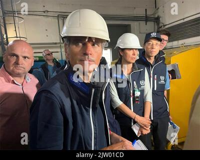 Enerhodar, Ukraine. 02. September 2022. Der Generaldirektor der IAEO, Rafael Grossi, Zentrum, und Mitglieder der IAEO-Unterstützungs- und Unterstützungsmission bei der Ankunft im Kernkraftwerk Zaporizhzhia, 2. September 2022 in Enerhodar, Ukraine. Kredit: IAEA Mission/IAEA Imagebank/Alamy Live Nachrichten Stockfoto