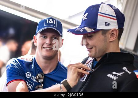 Zandvoort, Niederlande. 02. September 2022. Zandvoort, Holland. 2. September 2022. F1 Weltmeisterschaft, großer Preis der Niederlande. #47, Mick SCHUMACHER, GER, Haas, mit Esteban Ocon, FRA, Alpine.- Foto Copyright: Cristiano BARNI/ATP images Credit: SPP Sport Press Photo. /Alamy Live News Stockfoto