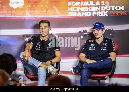 Zandvoort, Niederlande. 02. September 2022. Zandvoort, Holland. 1. September 2022. F1 Weltmeisterschaft, großer Preis der Niederlande. #1, Max VERSTAPPEN, NDL, Red Bull und #63, George RUSSELL, GBR, Mercedes, in der Pressekonferenz.- Foto Copyright: Cristiano BARNI/ATP images Credit: SPP Sport Press Photo. /Alamy Live News Stockfoto